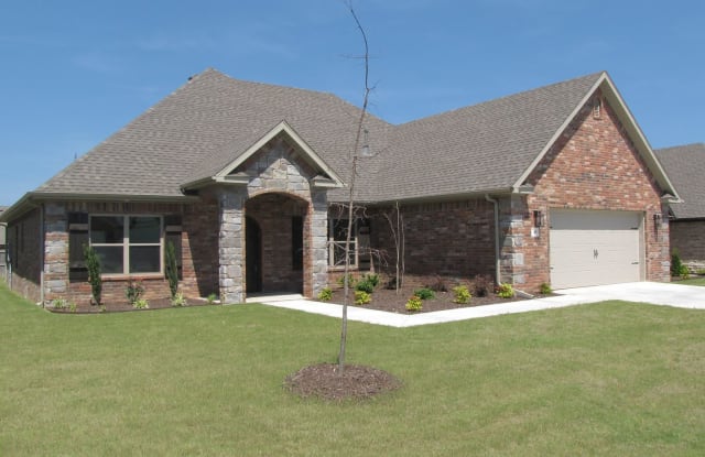389 N Reeds Bridge Dr - 389 North Reeds Bridge Drive, Fayetteville, AR 72704