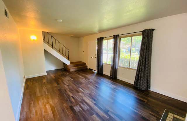 Delightful La Riviera Townhome Gallery 4