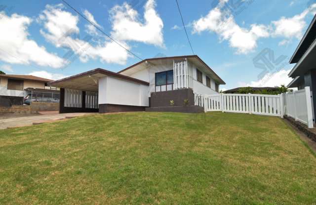 Spacious 3BR/1.5BA Home in Pearl City – Ample Parking! Gallery 1