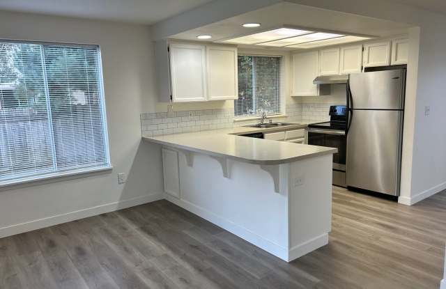 Large 2 Bed Duplex with Walk In Closets/Private Back Yard - Mt View Area photos photos