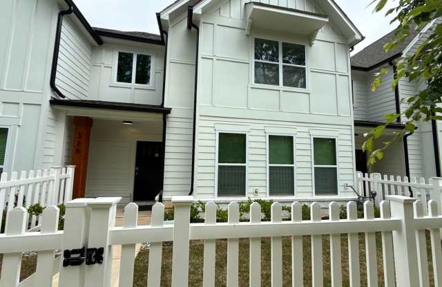 BRAND NEW TOWNHOME w/ Garage Parking ***RENT SPECIAL: $0 FIRST MONTH'S RENT*** photos photos