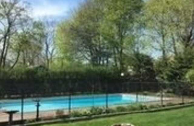 15 Walnut Avenue - 15 Walnut Avenue, East Quogue, NY 11942