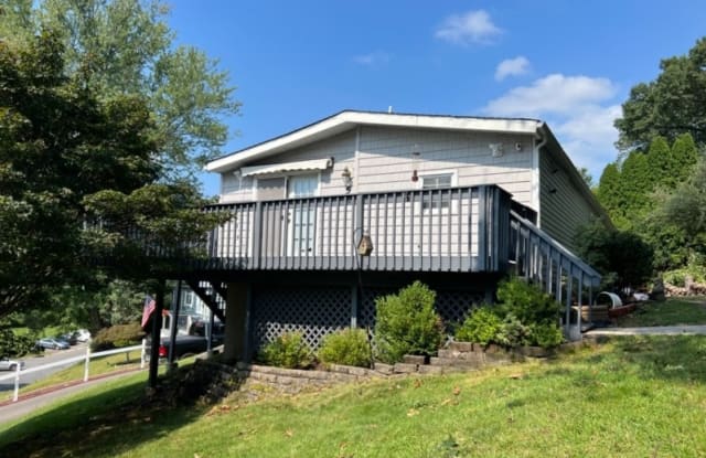 5 Greenwich Dr - 5 Greenwich Drive, High Bridge, NJ 08829