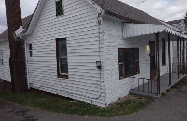 Spacious 2 Bedroom 1 Bathroom - 616 Buckhannon Avenue, Clarksburg, WV 26301