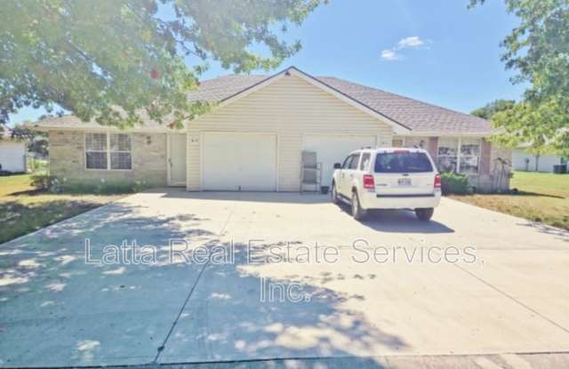 913 NW Willow Dr photos photos