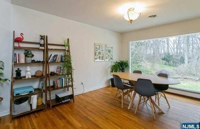 165 Grant Avenue Gallery 4