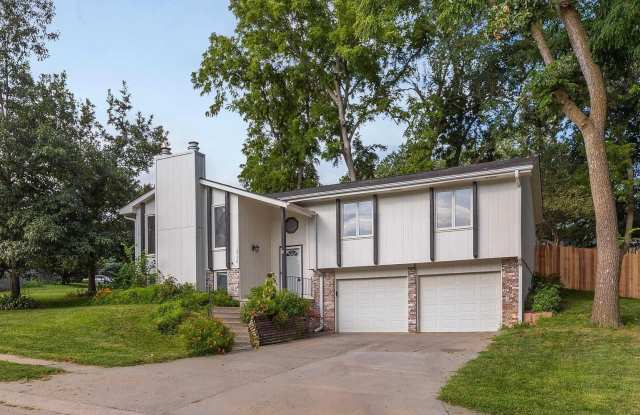 Cozy elegance meets modern convenience in this beautifully updated Bellevue home! - 12750 Forestdale Drive, Bellevue, NE 68123
