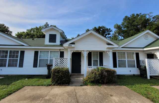 2 bedroom 1 bath townhouse available for rent! photos photos