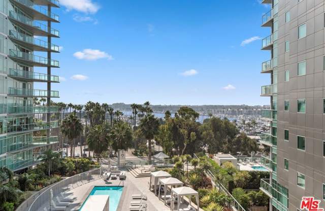 13600 Marina Pointe Dr Gallery 4