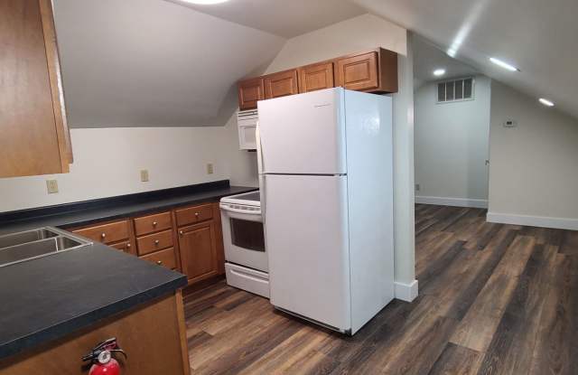 *June 2027* - 1 Bedroom off the B-line, only 1 block from Kirkwood! Gallery 3