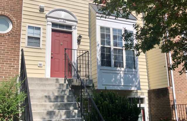 Charming 3 BR single Townhouse available now photos photos