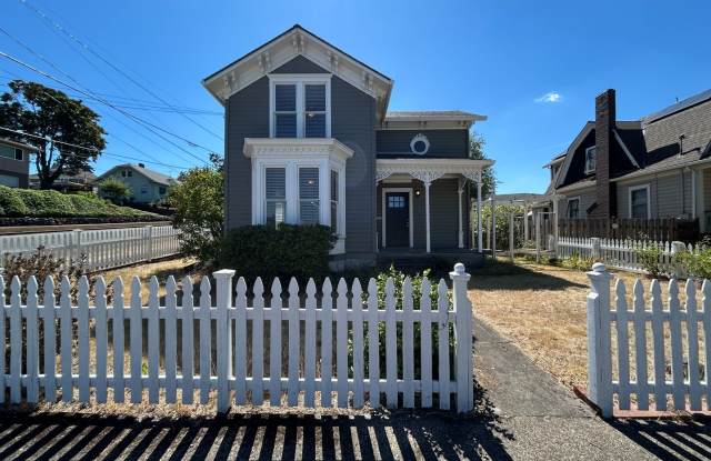 Charming Remodeled Home in the Heart of Oregon City – 3 Bedrooms + Bonus Room photos photos