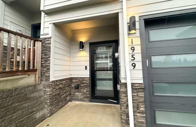 Welcome Home — Modern Townhome in South Salem’s McKenzie Ridge - 1959 Kari Dawn Avenue Southeast, Salem, OR 97306