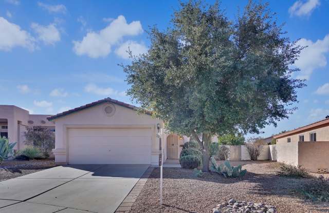 Oro Valley Oasis: 3BR Home with Enclosed Arizona Room & 2-Car Garage - 98 East Futurity Place, Oro Valley, AZ 85755