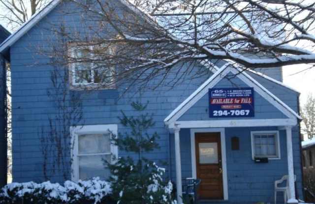 4 bedroom 1 1/2 bath single family house with yard. photos photos