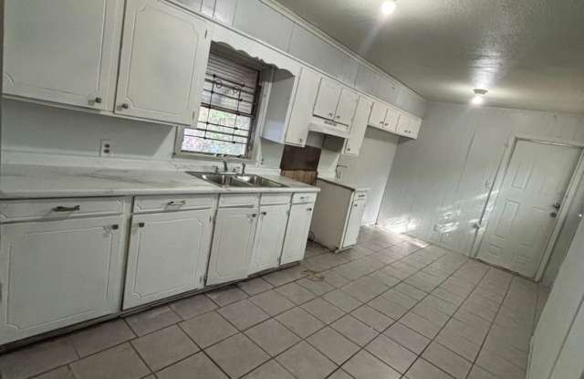 Updated 2 Bedroom Home Gallery 4