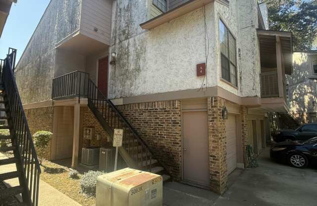 1400 E Bayou Parkway Gallery 1