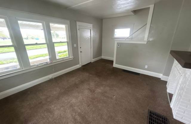 Charming 2 Bedroom Home Near East Toledo & Downtown Gallery 4