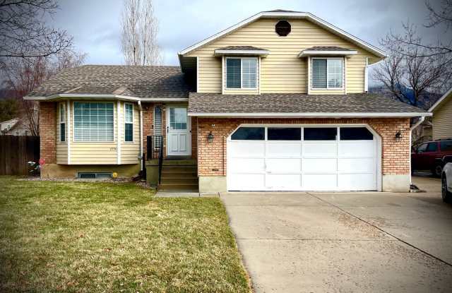 Spacious 4 Bedroom Home in Quiet Neighborhood – Great Location photos photos