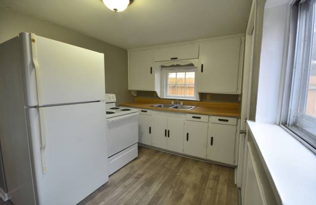 Available in JULY Adorable 2 bedroom 1 bath house Gallery 4