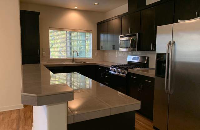 Beautiful 3 bedroom 2 bathroom Townhome! Gallery 4