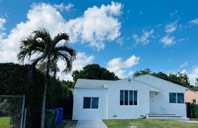 2733 SW 15th St photos photos