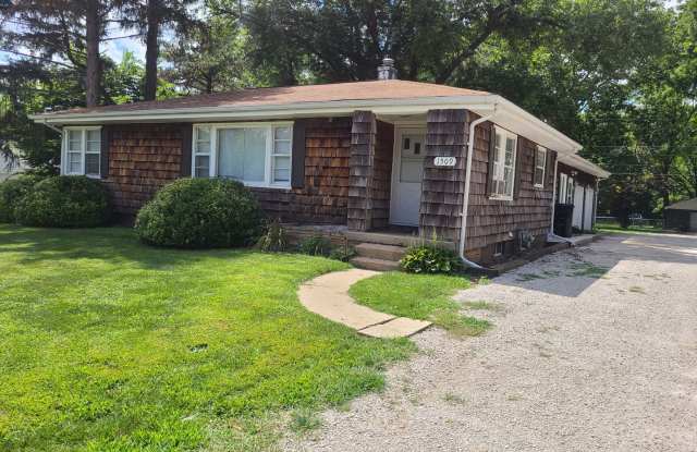 3 Bedroom House in Normal photos photos