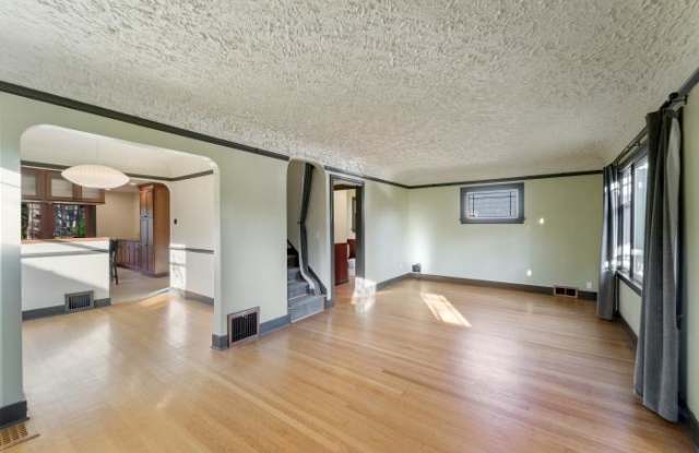 9011 12th Ave. NE Gallery 4