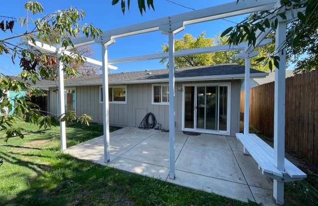Welcome to a Private Backyard-2 Bedroom 1 Bath Duplex Gallery 1