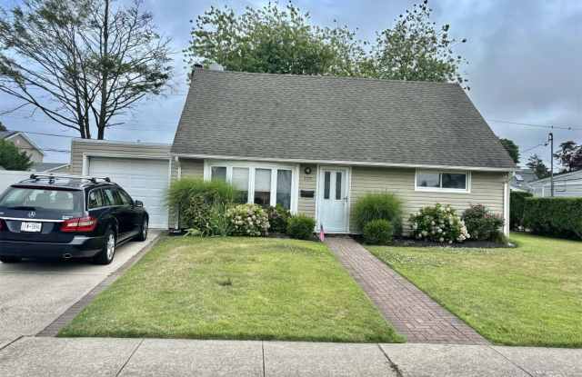 328 Fern - 328 Fern Place, Bethpage, NY 11714
