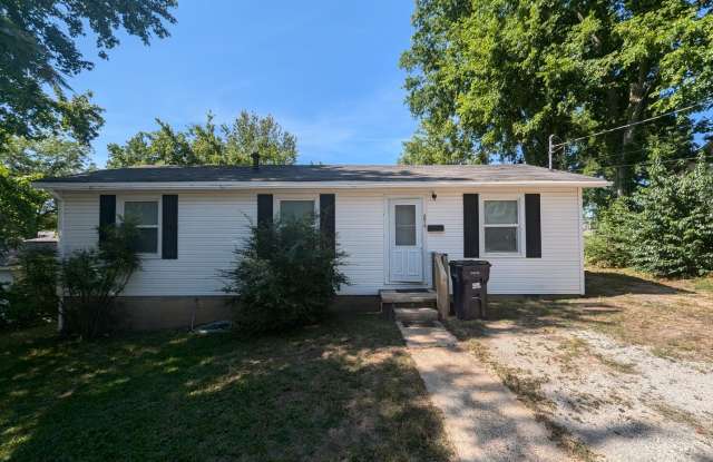 Cozy 3 Bed/ 2 Bath House in the Center of Batesville! - 2015 Reynolds Street, Batesville, AR 72501