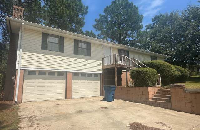 3 Bed 1.5 Bath House with Garage & Fenced in backyard Gallery 1