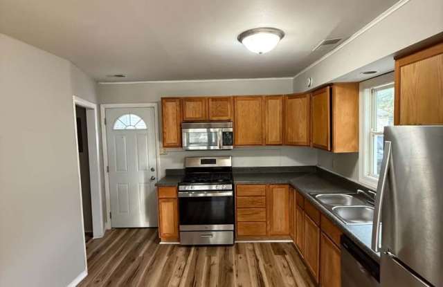 3-Bed 1 Bath Home with a 1-Car Detached Garage and a Fenced Backyard Gallery 3