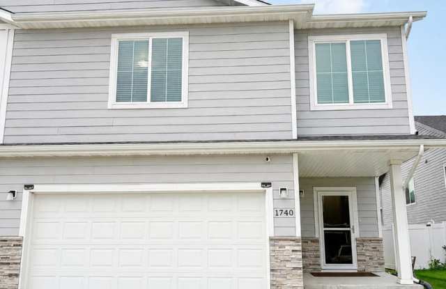 Modern 3-bedroom, 3-bathroom 3-level twin home located in South Grand Forks, ND! Gallery 1