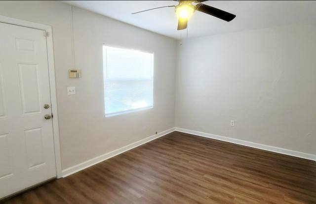 CUTE 2/1 Home w/ New Paint, New Flooring, W/D! Walk to FAMU, FSU, Downtown, & Cascades! $925/month! Available NOW! Gallery 4