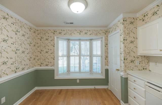Charming 3BR Townhome with Sunroom, Pool & Tennis Courts Gallery 4