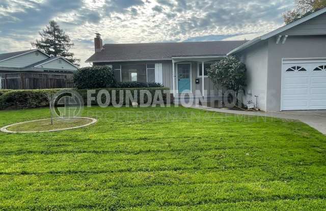 Charming 3 Bedroom Pleasant Valley Ranch Home!  Solar!  Fenced Yard!  FOUNDATION Gallery 1
