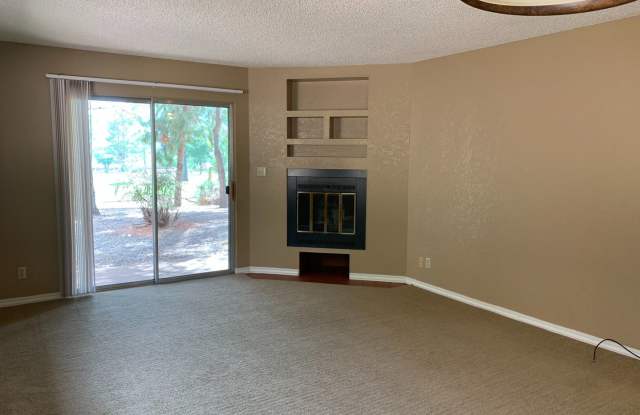 Unfurnished, 1-year long-term rental- Located directly on the Oak Creek Country Club Golf Course Gallery 4