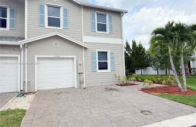1743 SE 9th Ter photos photos