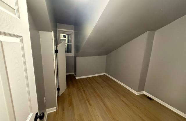 updated 4 bedroom 2.5 Bathroom house for rent Gallery 3
