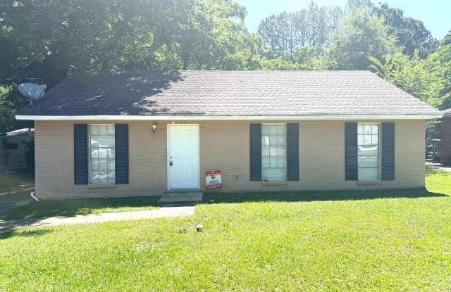 ** 3 bed 1.5 bath located across from Frazer Church ** Call 334-366-9198 to schedule a self tour photos photos