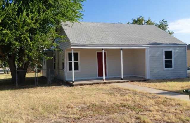 3/1 NEWLY UPDATED! Located near downtown eating & shopping with LARGE FENCED YARD Gallery 3