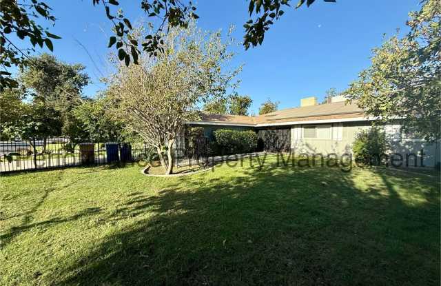 Entertainers Paradise in SW Bakersfield 3 Bed/3 Bath w/ Pool, Solar & Deposit Alternative Option Gallery 3