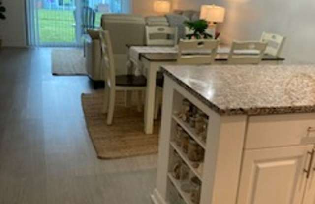Pet-Friendly 2 story 2 bedroom/2 bath townhome across from beach Gallery 4