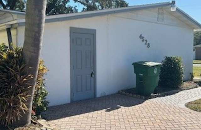 Spacious 3 bdrm/2 bath home - 4528 South Cooper Place, Tampa, FL 33611