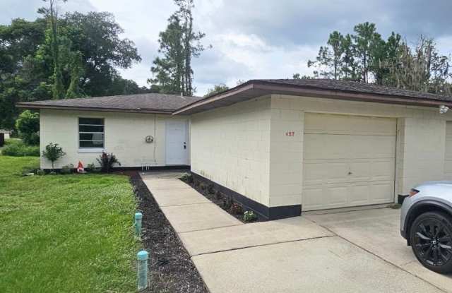 2/2 Bath Half Duplex with Single Car detached garage. Gallery 1