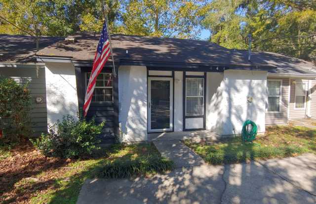 Beautifully updated townhome with stainless steel appliances and wood floors! - 3222 Huntington Woods Boulevard, Tallahassee, FL 32303