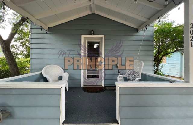 Charming Bungalow Downtown Gallery 4