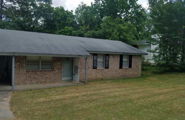 136 Hickory drive 3/1.5 in Columbia county school zone. Fenced Yard Call Chris 706-267-6542 - 136 Hickory Drive South Circle, Martinez, GA 30907