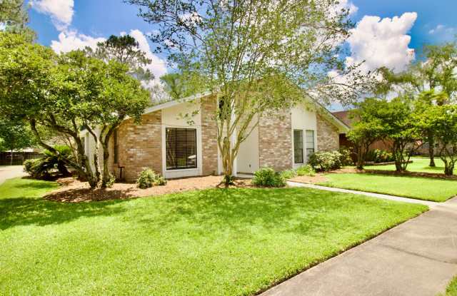 Newly Painted Home in a Quiet Neighborhood - 1124 Knollhaven Drive, Village St. George, LA 70810